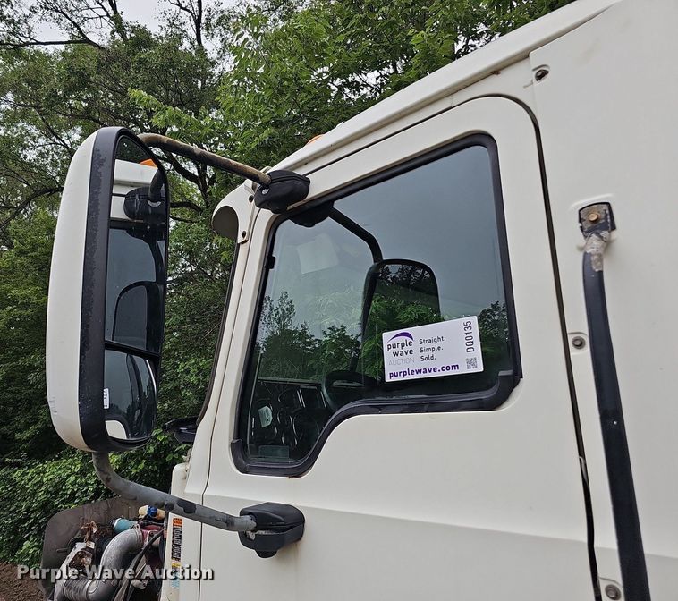 image for item DQ0135 2008 Mack CXU613  semi truck