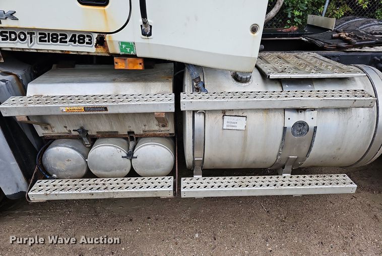 image for item DQ0135 2008 Mack CXU613  semi truck