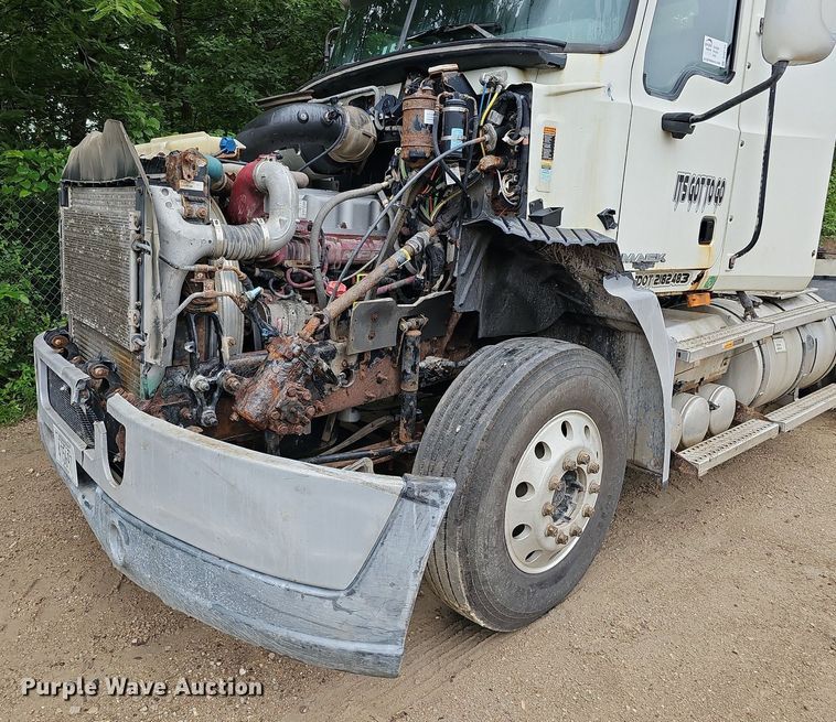 image for item DQ0135 2008 Mack CXU613  semi truck