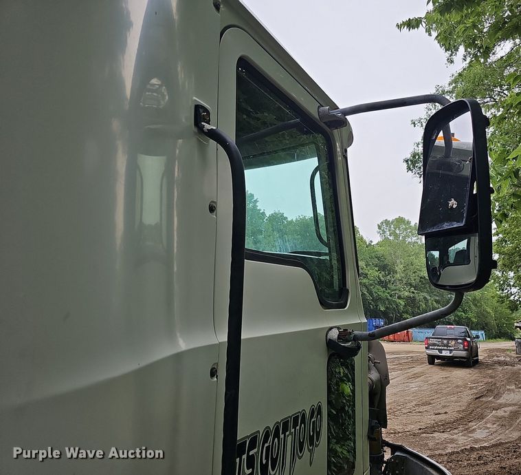 image for item DQ0135 2008 Mack CXU613  semi truck