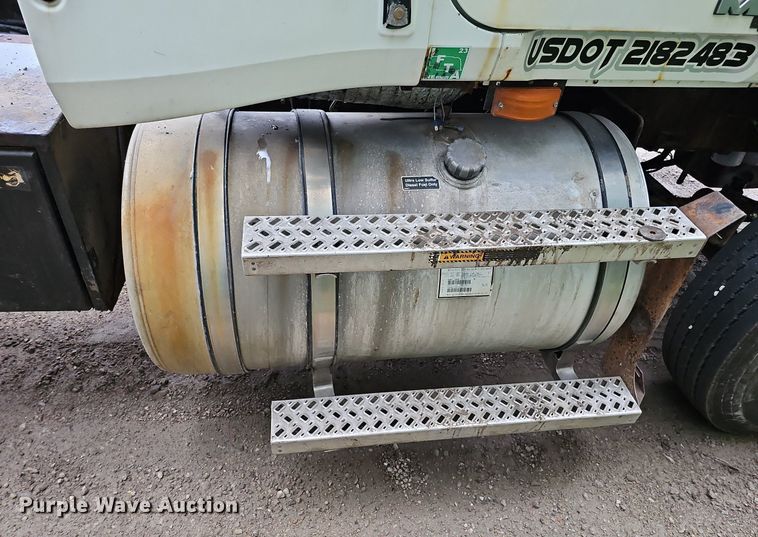 image for item DQ0135 2008 Mack CXU613  semi truck