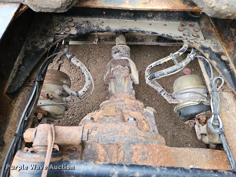 image for item DQ0135 2008 Mack CXU613  semi truck