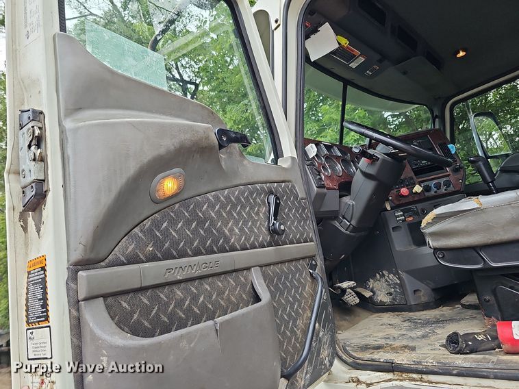 image for item DQ0135 2008 Mack CXU613  semi truck