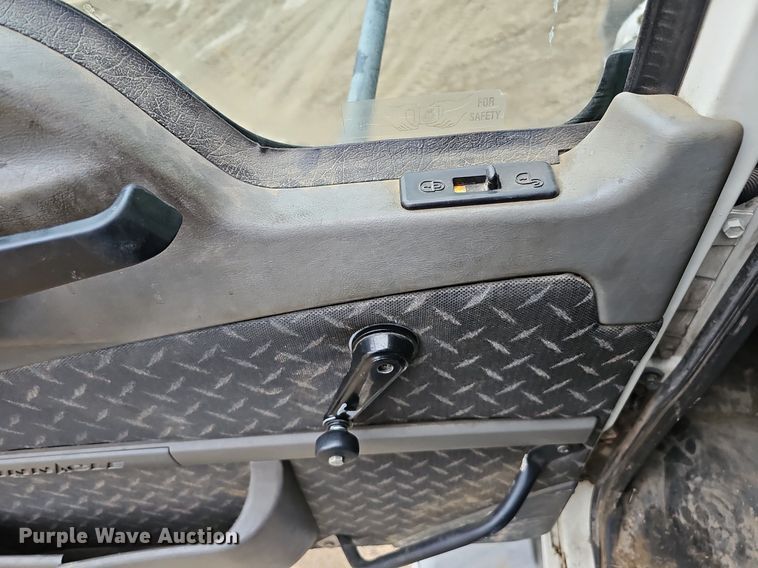 image for item DQ0135 2008 Mack CXU613  semi truck