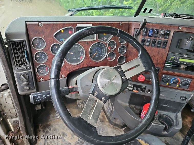 image for item DQ0135 2008 Mack CXU613  semi truck