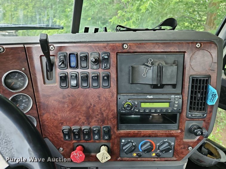 image for item DQ0135 2008 Mack CXU613  semi truck