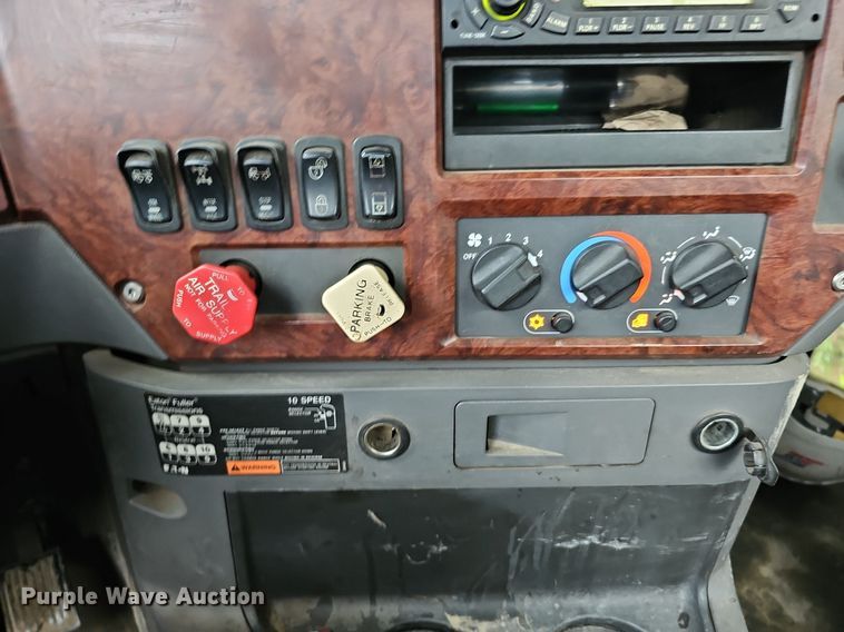 image for item DQ0135 2008 Mack CXU613  semi truck