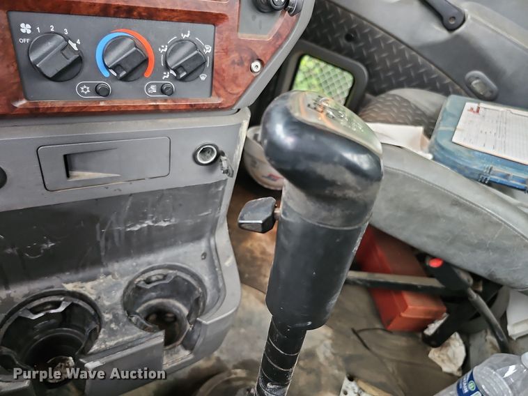 image for item DQ0135 2008 Mack CXU613  semi truck