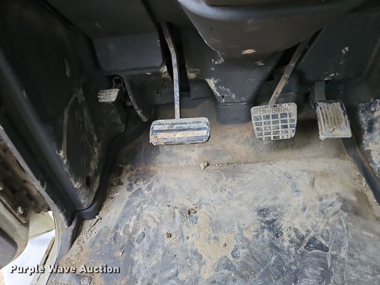 image for item DQ0135 2008 Mack CXU613  semi truck