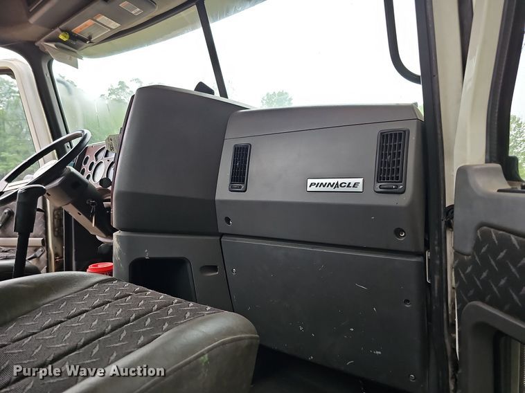 image for item DQ0135 2008 Mack CXU613  semi truck