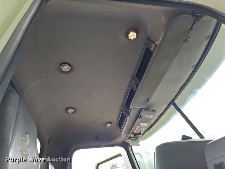 image for item DQ0135 2008 Mack CXU613  semi truck