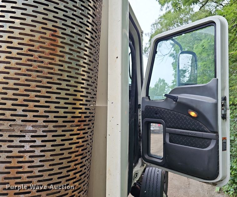 image for item DQ0135 2008 Mack CXU613  semi truck