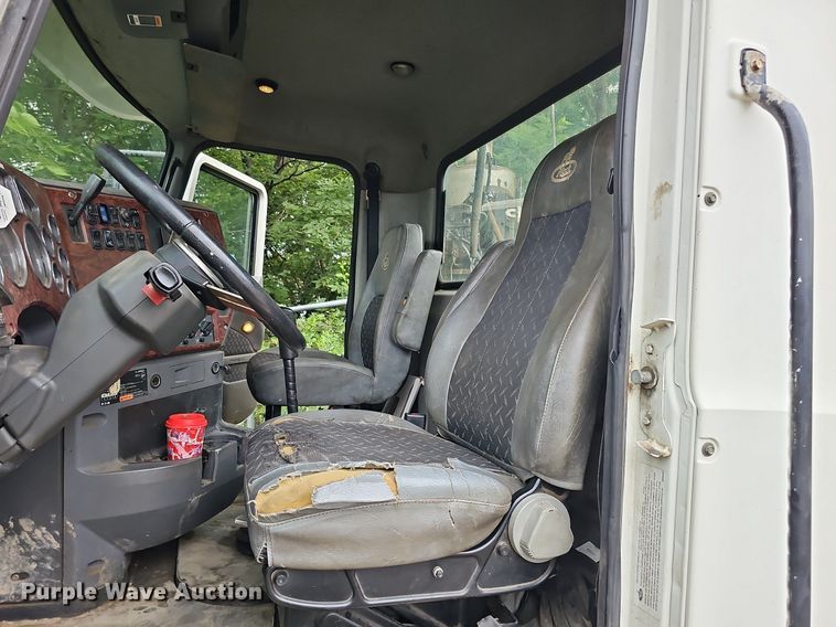 image for item DQ0135 2008 Mack CXU613  semi truck