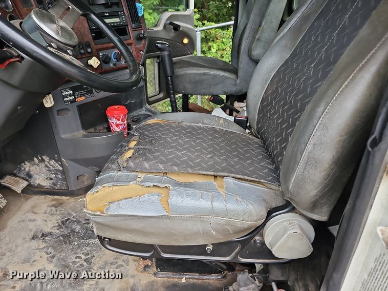 image for item DQ0135 2008 Mack CXU613  semi truck