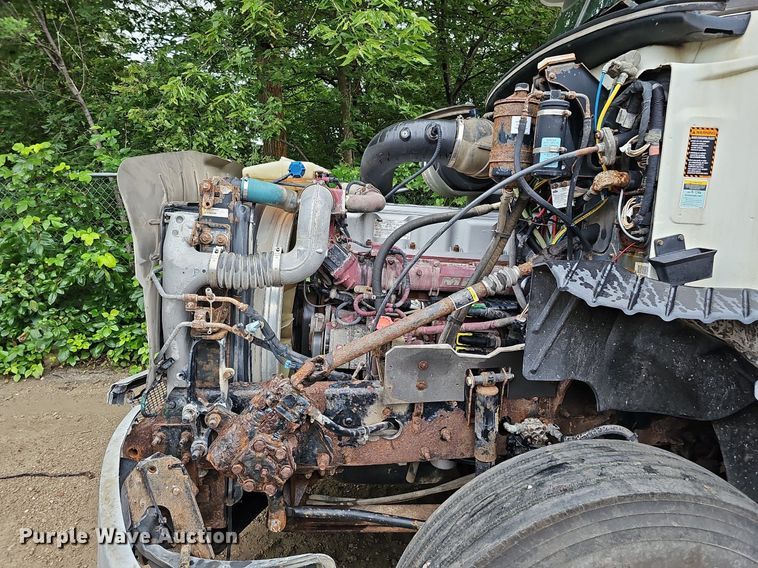 image for item DQ0135 2008 Mack CXU613  semi truck