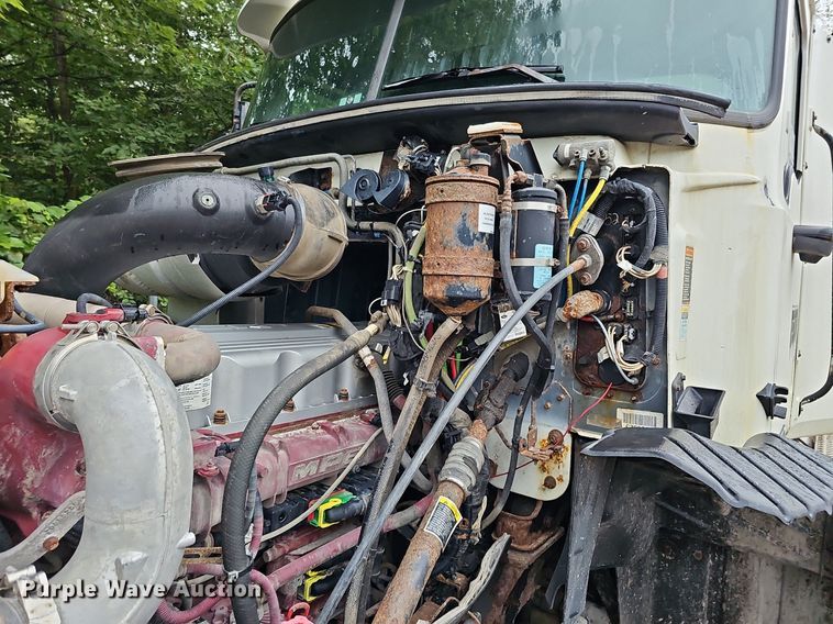 image for item DQ0135 2008 Mack CXU613  semi truck