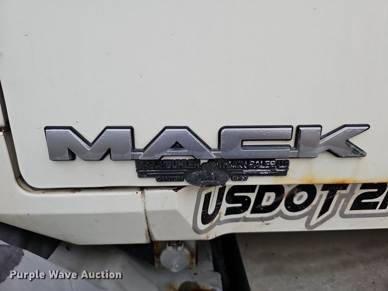 image for item DQ0135 2008 Mack CXU613  semi truck