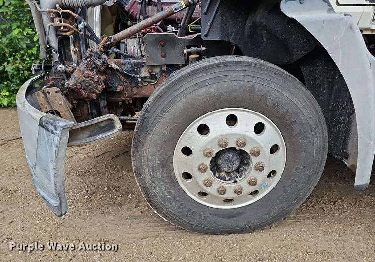 image for item DQ0135 2008 Mack CXU613  semi truck