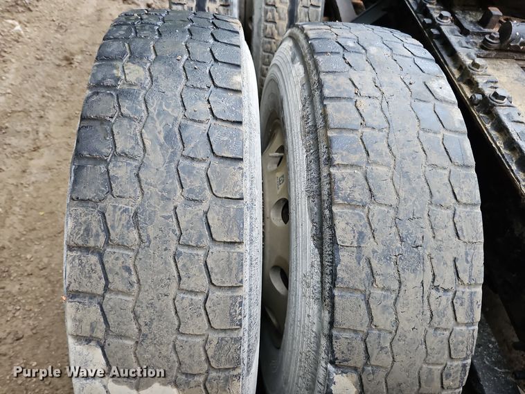 image for item DQ0135 2008 Mack CXU613  semi truck