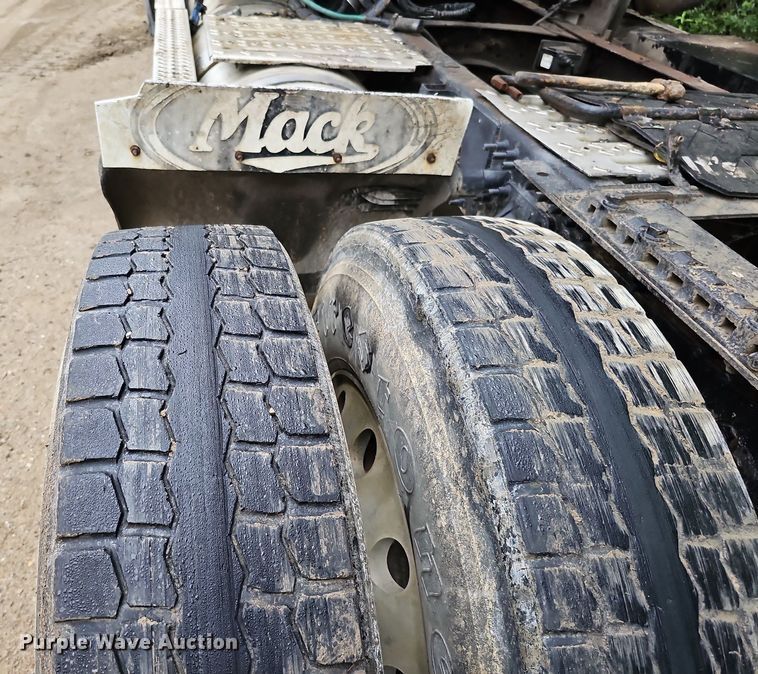 image for item DQ0135 2008 Mack CXU613  semi truck