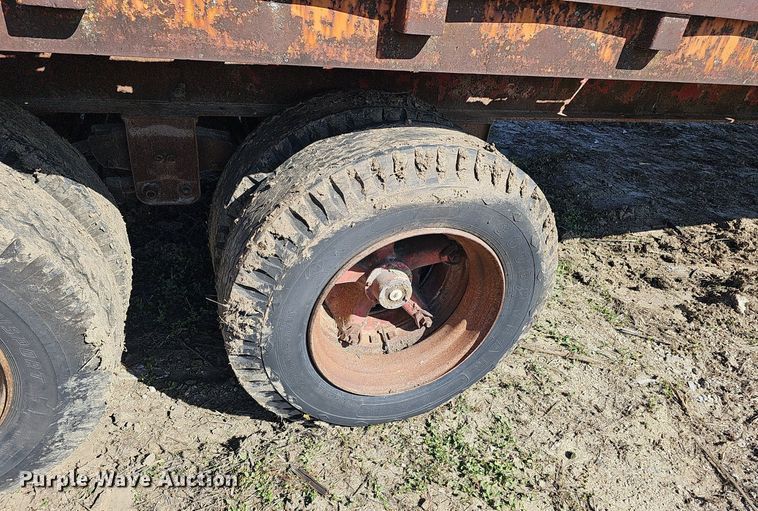 image for item DQ0197 1972 Trailmobile P31TOCAH  flatbed trailer