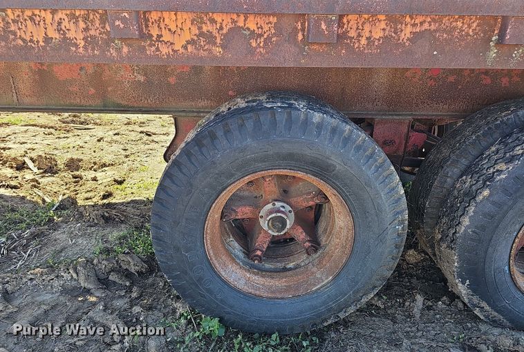 image for item DQ0197 1972 Trailmobile P31TOCAH  flatbed trailer