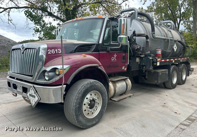 image for item DQ0952 2011 International 7400  vacuum truck