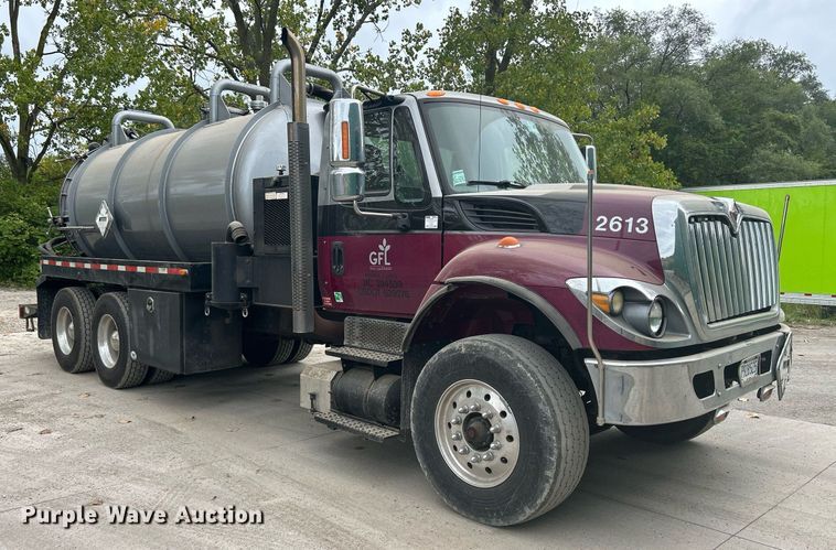 image for item DQ0952 2011 International 7400  vacuum truck