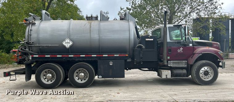 image for item DQ0952 2011 International 7400  vacuum truck