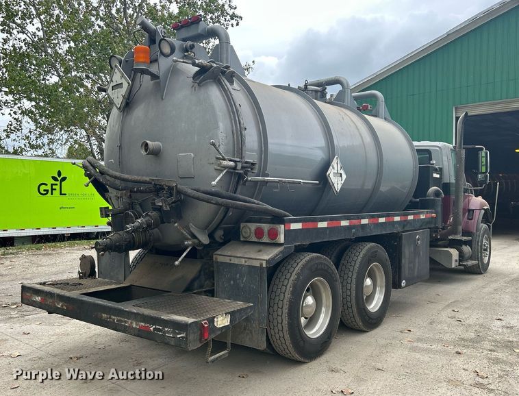 image for item DQ0952 2011 International 7400  vacuum truck