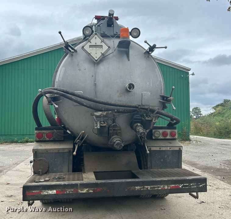 image for item DQ0952 2011 International 7400  vacuum truck