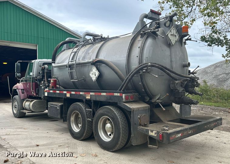 image for item DQ0952 2011 International 7400  vacuum truck