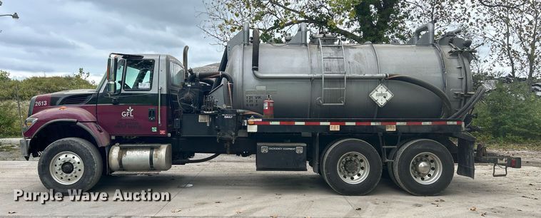 image for item DQ0952 2011 International 7400  vacuum truck