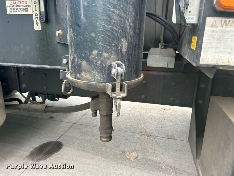 image for item DQ0952 2011 International 7400  vacuum truck