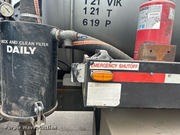 image for item DQ0952 2011 International 7400  vacuum truck