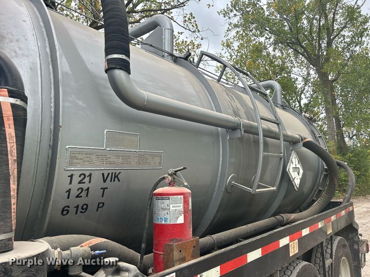 image for item DQ0952 2011 International 7400  vacuum truck