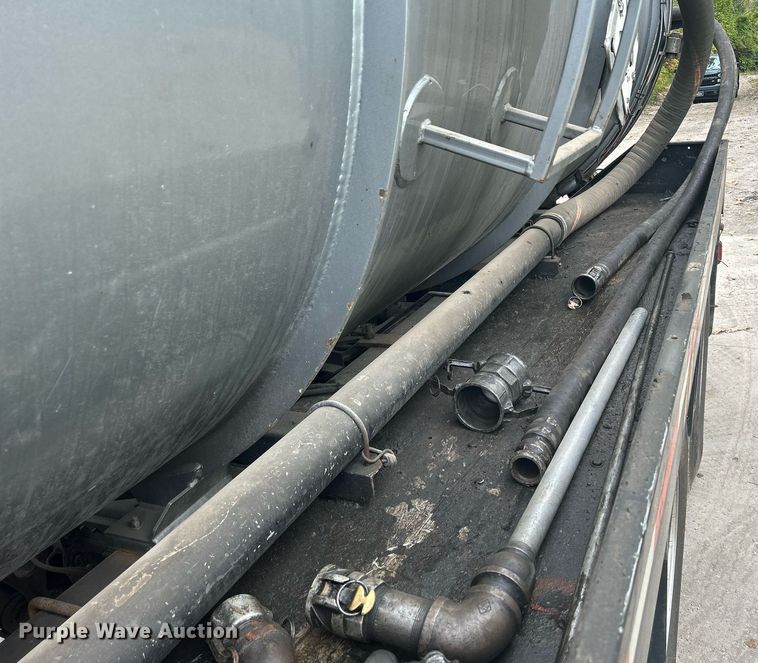 image for item DQ0952 2011 International 7400  vacuum truck