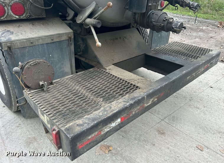 image for item DQ0952 2011 International 7400  vacuum truck