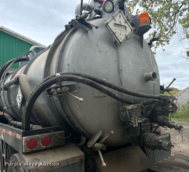 image for item DQ0952 2011 International 7400  vacuum truck