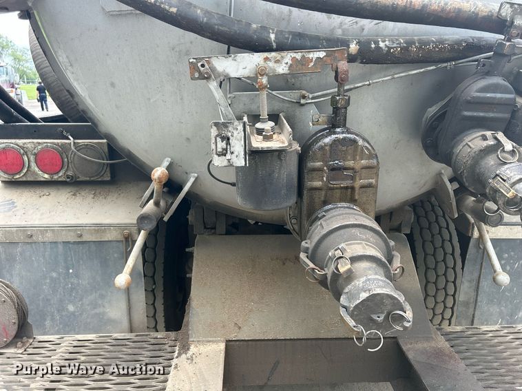 image for item DQ0952 2011 International 7400  vacuum truck