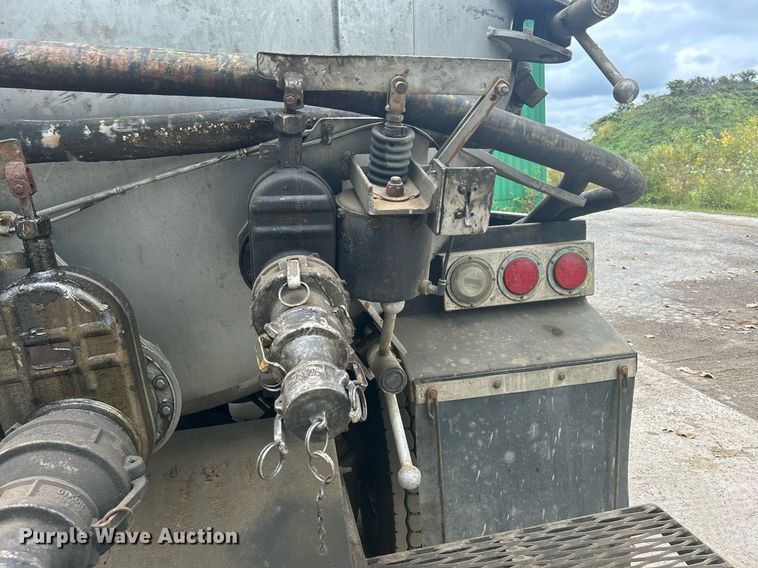 image for item DQ0952 2011 International 7400  vacuum truck