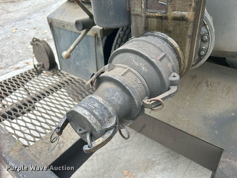 image for item DQ0952 2011 International 7400  vacuum truck