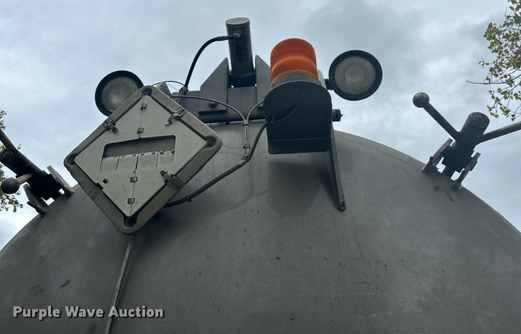 image for item DQ0952 2011 International 7400  vacuum truck