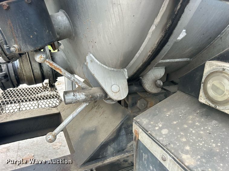 image for item DQ0952 2011 International 7400  vacuum truck