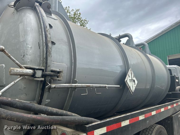 image for item DQ0952 2011 International 7400  vacuum truck