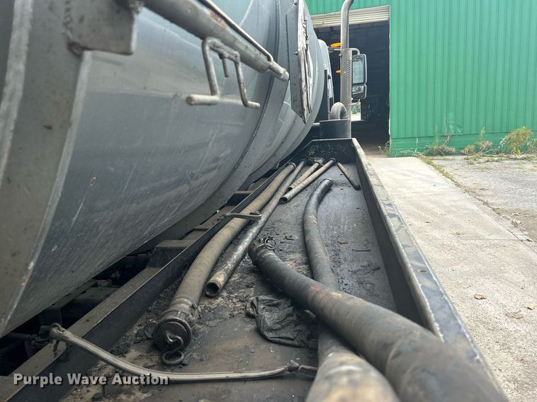 image for item DQ0952 2011 International 7400  vacuum truck