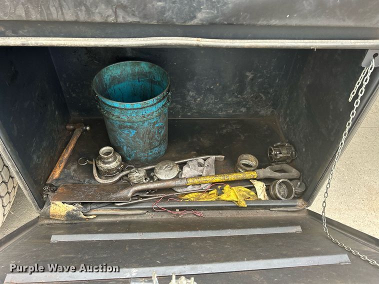 image for item DQ0952 2011 International 7400  vacuum truck