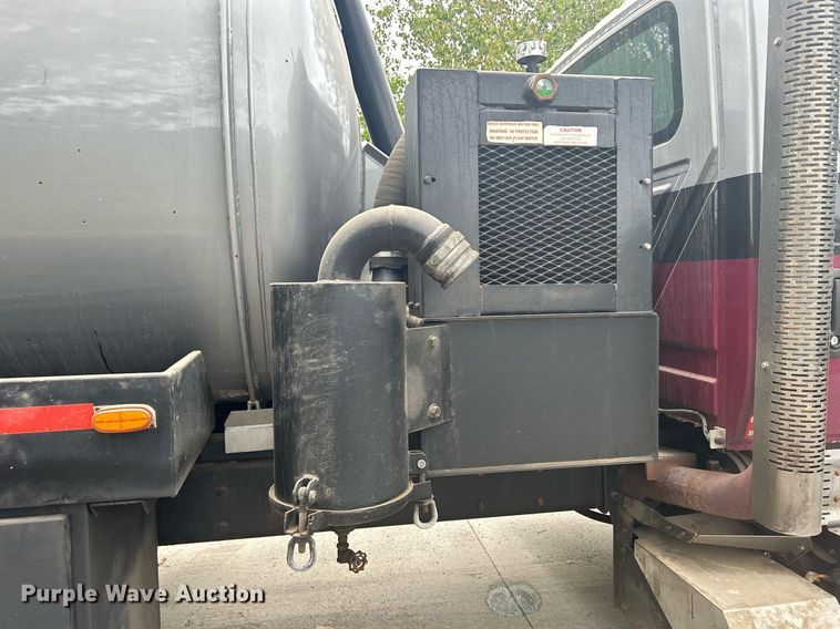 image for item DQ0952 2011 International 7400  vacuum truck