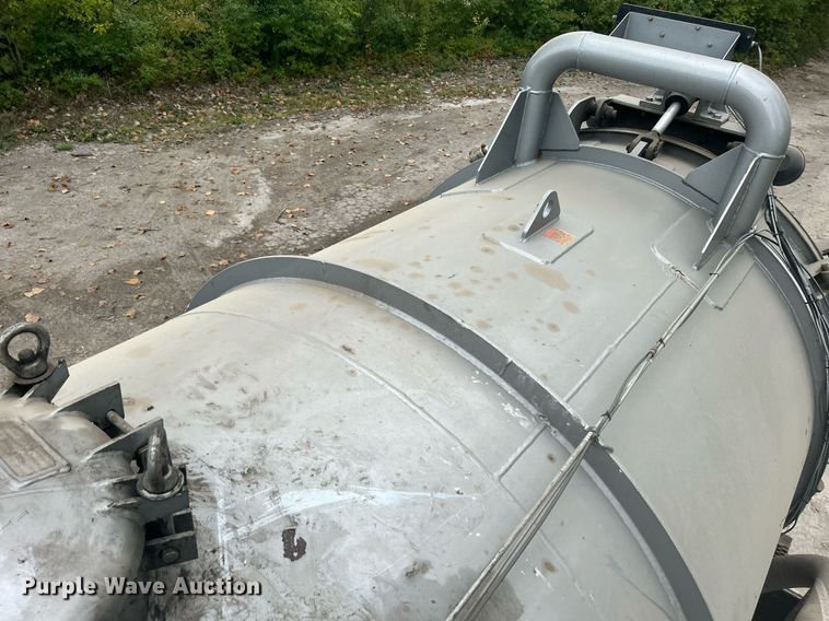 image for item DQ0952 2011 International 7400  vacuum truck