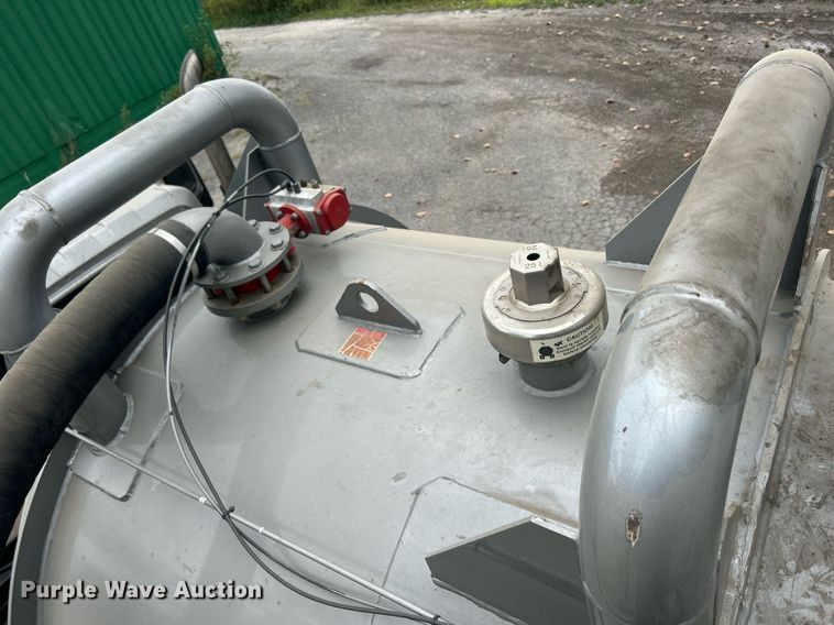 image for item DQ0952 2011 International 7400  vacuum truck